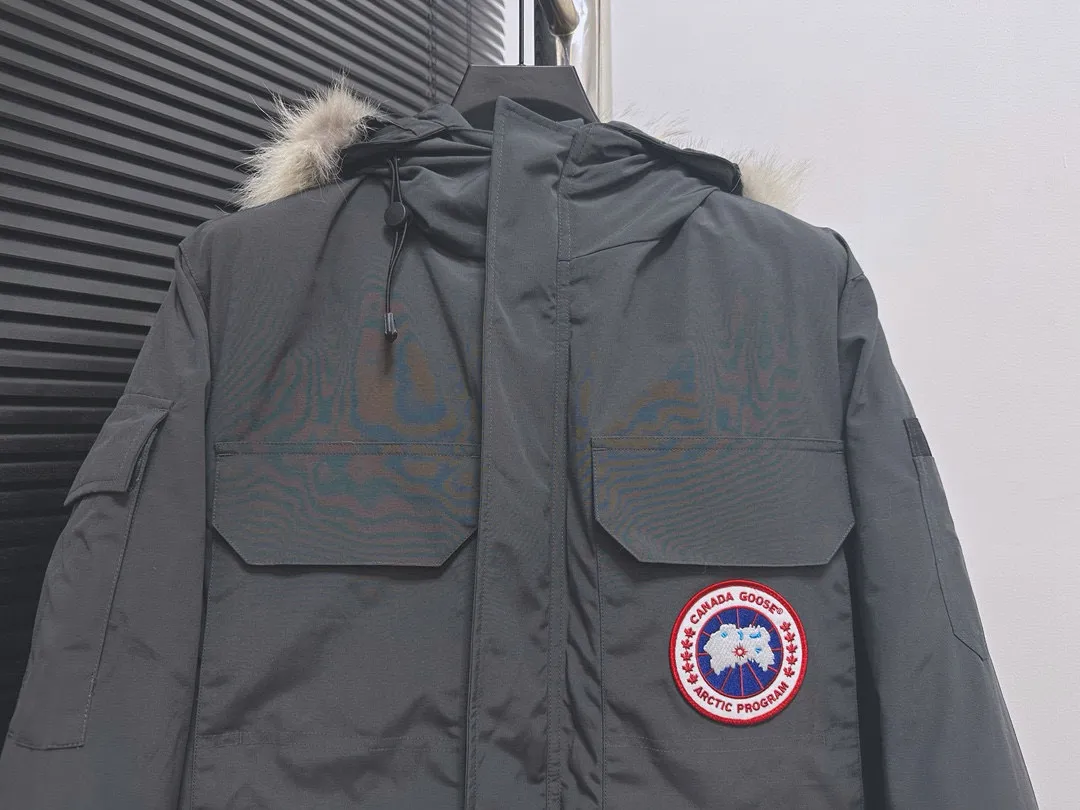 P780 Top Purchasing Version (Wolf Hair Optional) 🇨🇦CANADA GOOES 24 new models 08 models/couple models Factory direct supply: supplying global purchasing agents, micro-business, entities, Tmall, high-end stalls and studio cooperation, free shipping! Canada Goose Expedition Parka 2008 is the same style for men and women. It is mid-length and the most timeless classic. All Arctic and Antarctic scientific expedition teams choose Canada Goose as their cold-proof equipment. It is the Rolls-Royce of down jackets. ➖ Industry-leading anti-counterfeiting chip sensing. ➖ Imported Behringer embroidery machines and customized embroidery labels, the highest level and industry leading. ➖ Imported Korean 21-count polyester-cotton blended original fabric, TC85 waterproof coated fabric, water-repellent, windproof and wear-resistant. ➖ The new national standard 80 white duck down is filled with an average of 520 grams of down. The amount of down filled is industry-leading. ➖ 100% nylon lining with double double-layer sealing design to prevent velvet running, and seamless thread design on the cuffs! ➖ Western Canadian Green Wolf Collar. ➖ Yoshida YKK provides original factory-customized electroplated sliders. YKK two-way lockable zippers are tight and smooth and do not peel off paint. ➖ 3M composite Velcro is durable and the accessories and hardware are all custom-made. Note: Our copywriting is only simple and clear. Instead of bragging about the copywriting, it is better to compare and understand with samples. Only for the purest goose, the most dedicated, the most professional, the highest quality, the highest cost performance!  Size:XS-XXL